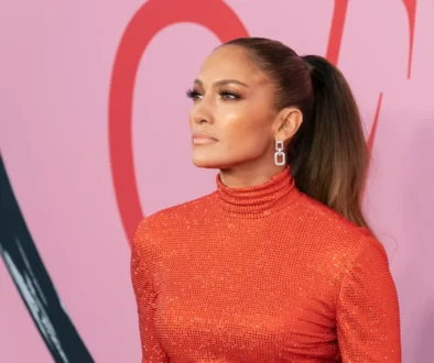 Jennifer Lopez se dívá před sebe.