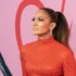 Jennifer Lopez se dívá před sebe.