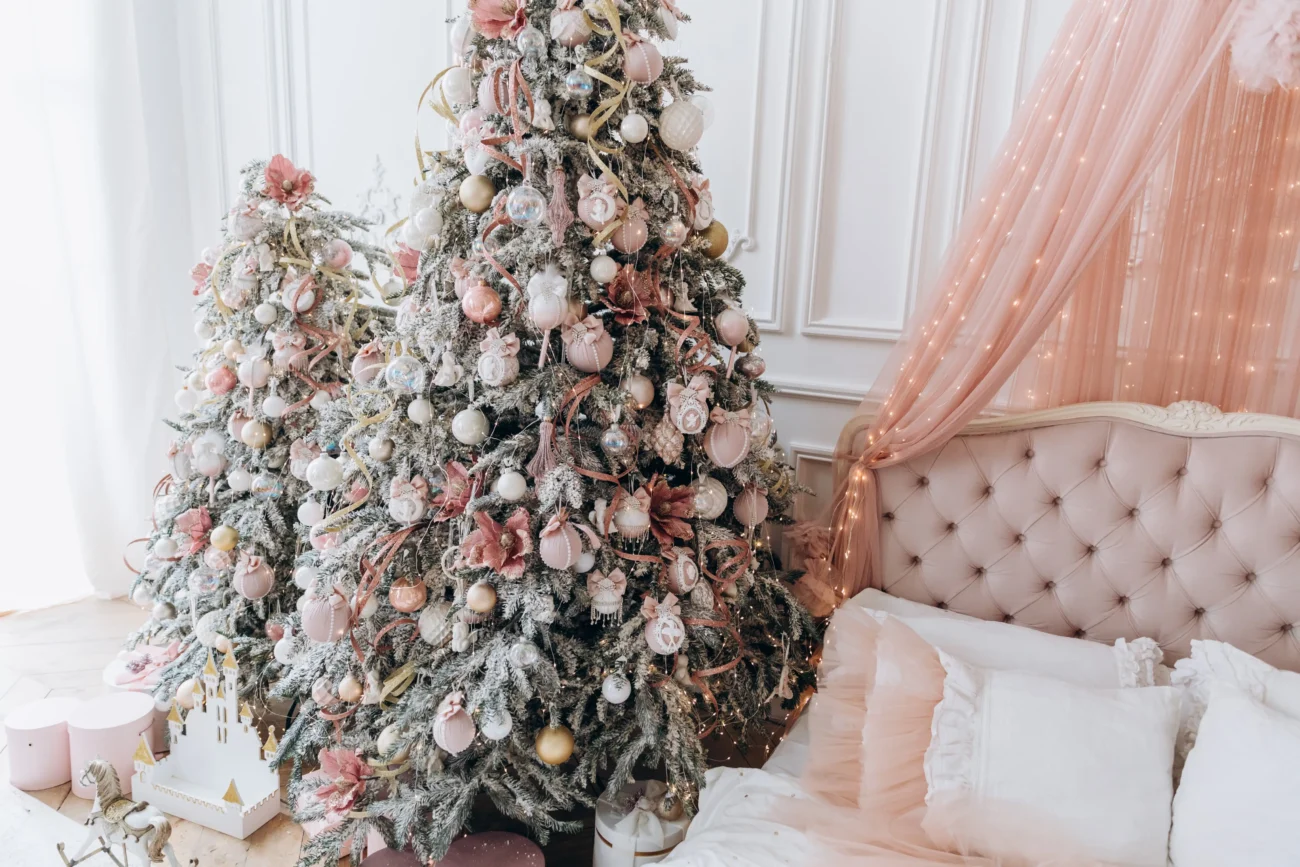 shutterstock_1851141241-2 | TVGURU.cz V obýváku stojí růžové vánoční stromky.