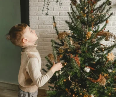 Chlapeček zírá na vánoční strom.