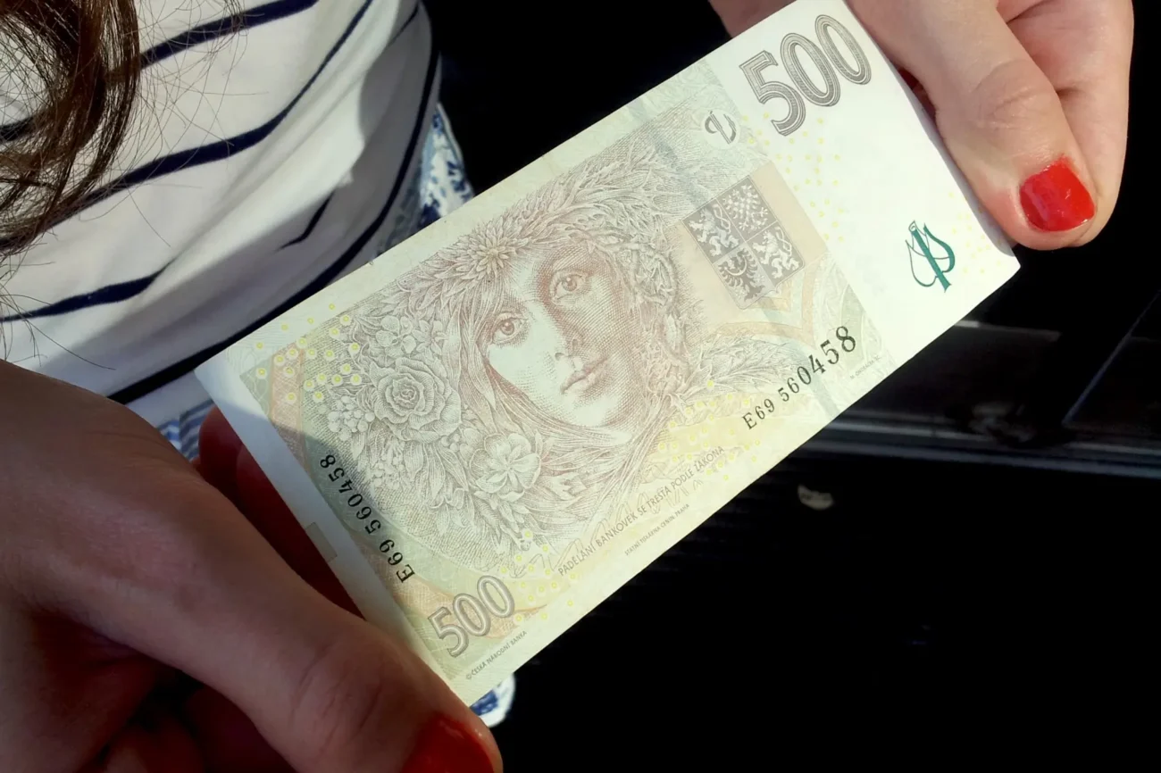 shutterstock_2133873449-2 | TVGURU.cz Člověk v ruce drží českou bankovku.