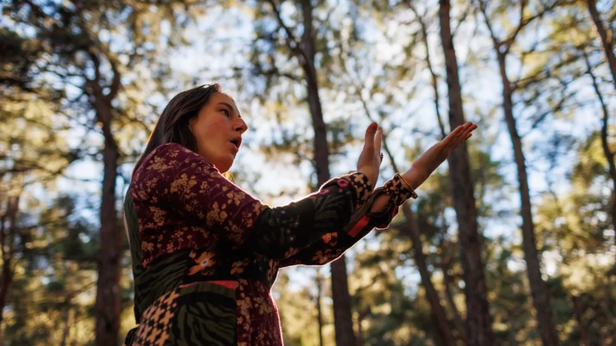 Žena čaruje v lese.