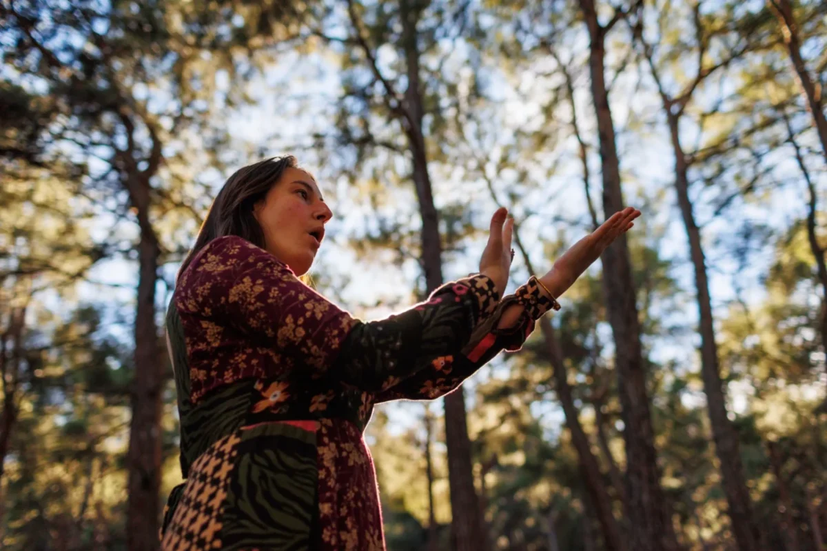 Žena čaruje v lese.