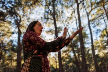 Žena čaruje v lese.