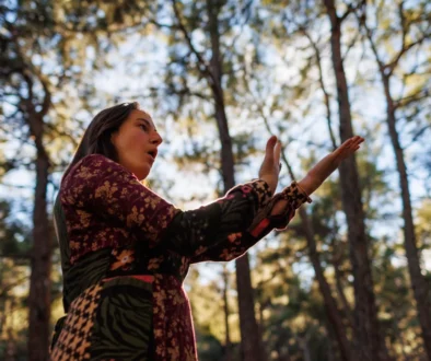 Žena čaruje v lese.