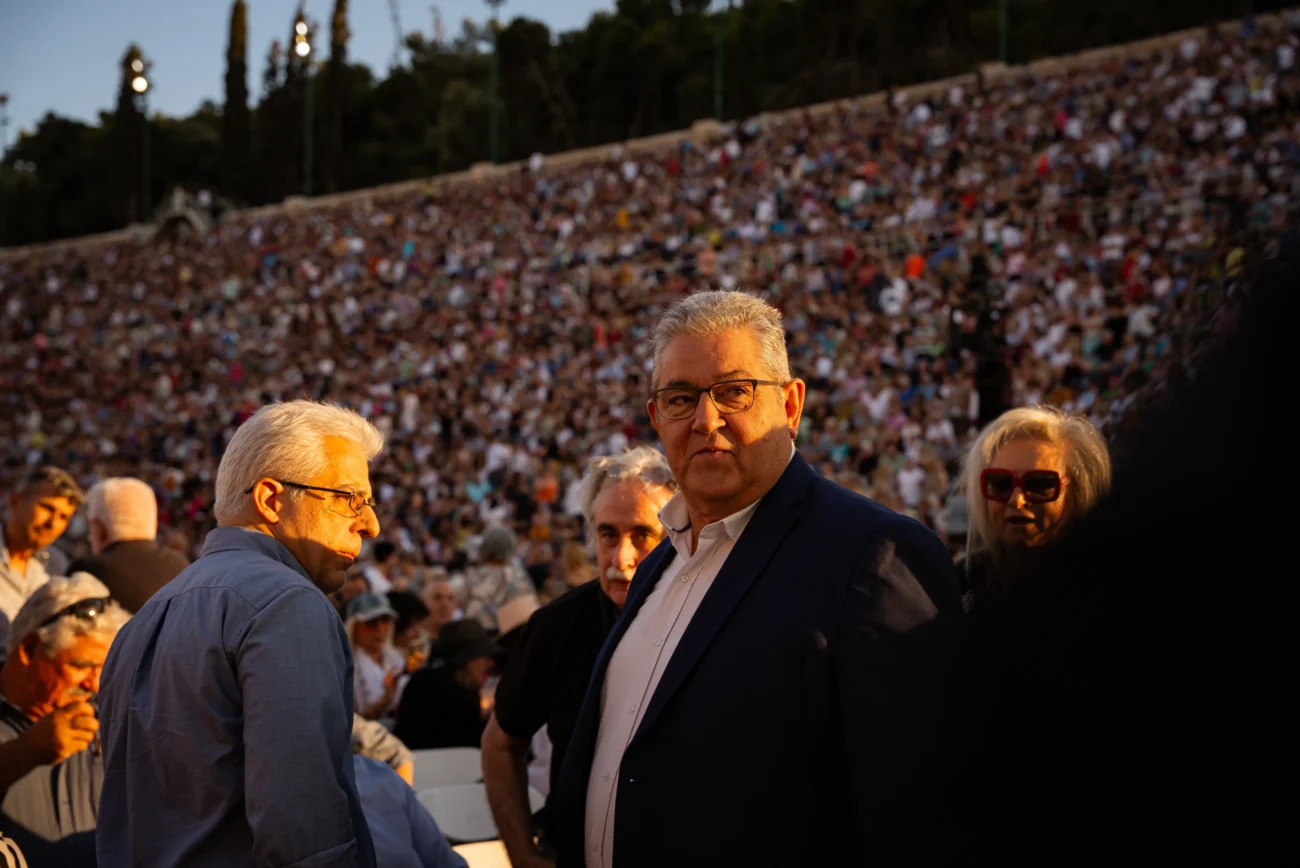 shutterstock_2646388193-2 | TVGURU.cz Vedle sebe stojí několik komunistů.