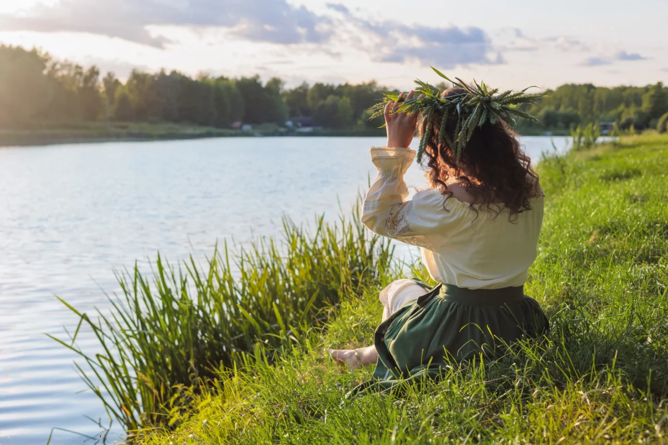 shutterstock_2647563901-2 | TVGURU.cz Žena sedí u vody.