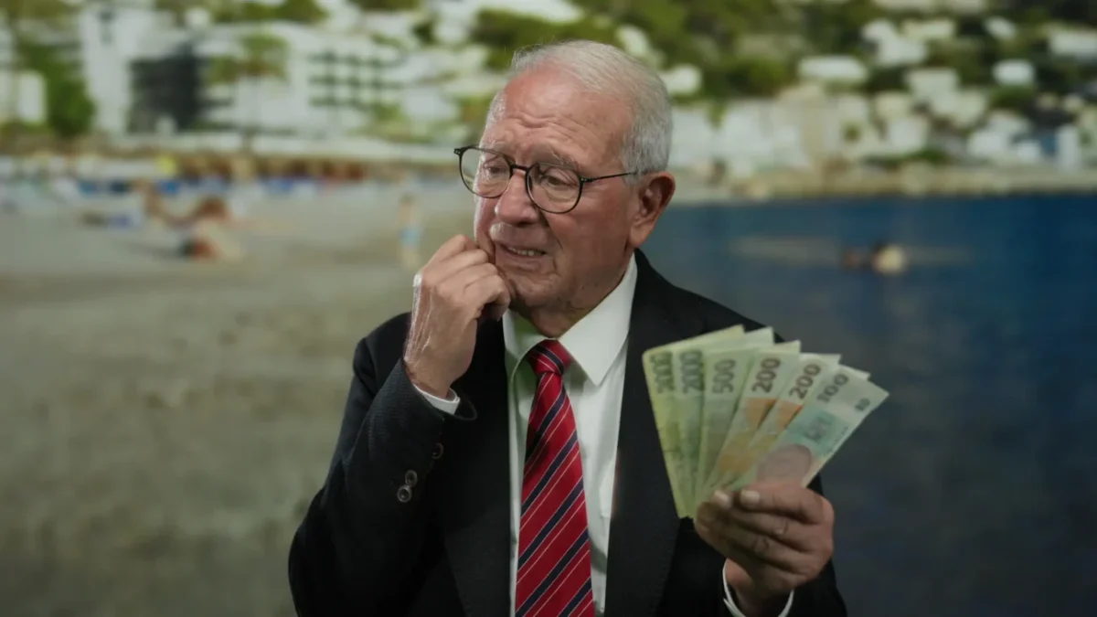 Starý muž v ruce drží peníze.