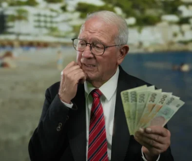 Starý muž v ruce drží peníze.