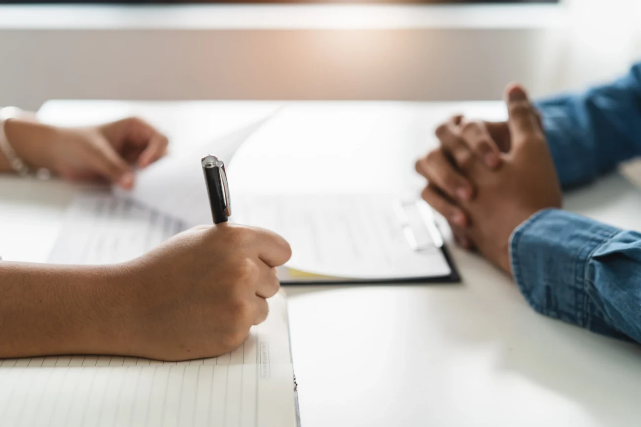 shutterstock_2479878761-min | TVGURU.cz dva lidé naproti sobě píší poznámky