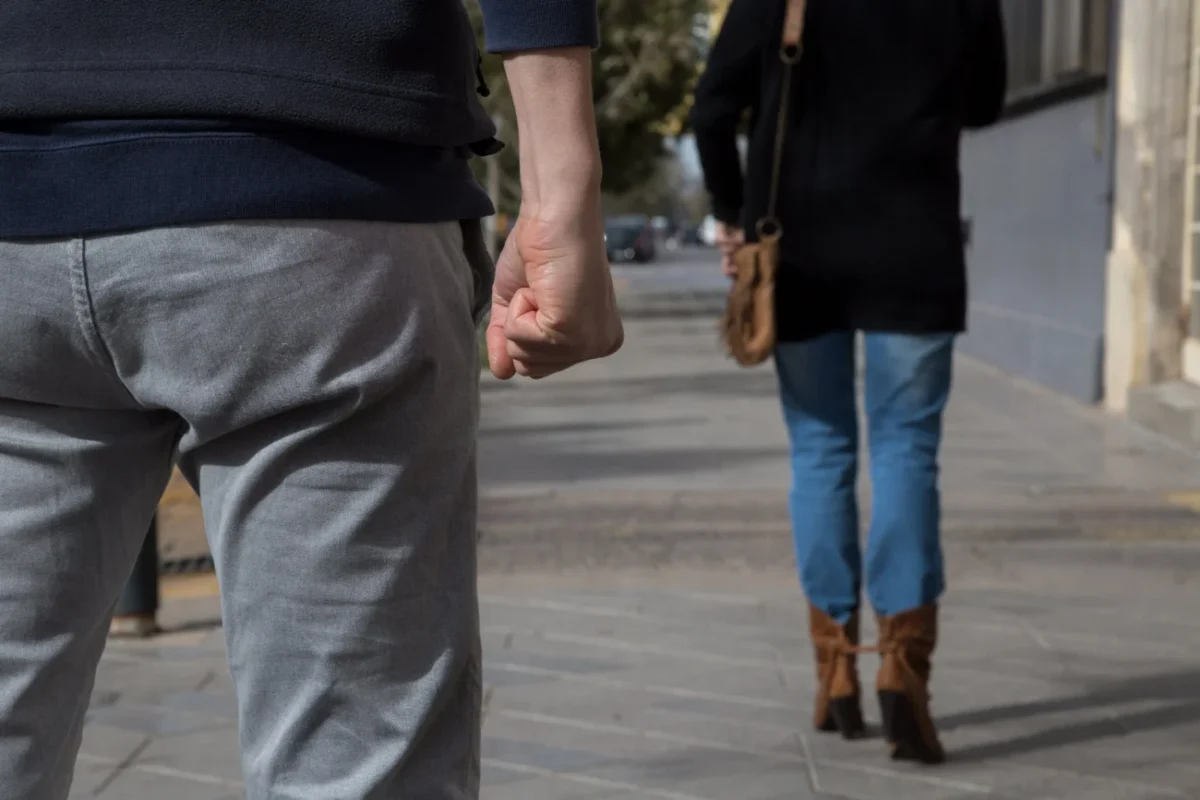 muž stojící za ženou