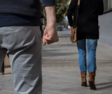 muž stojící za ženou