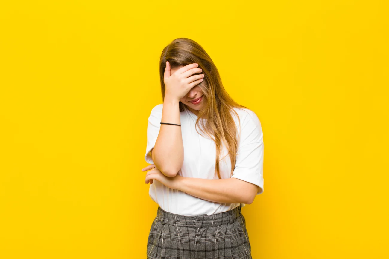 shutterstock_1694680999 | TVGURU.cz žena se stydí