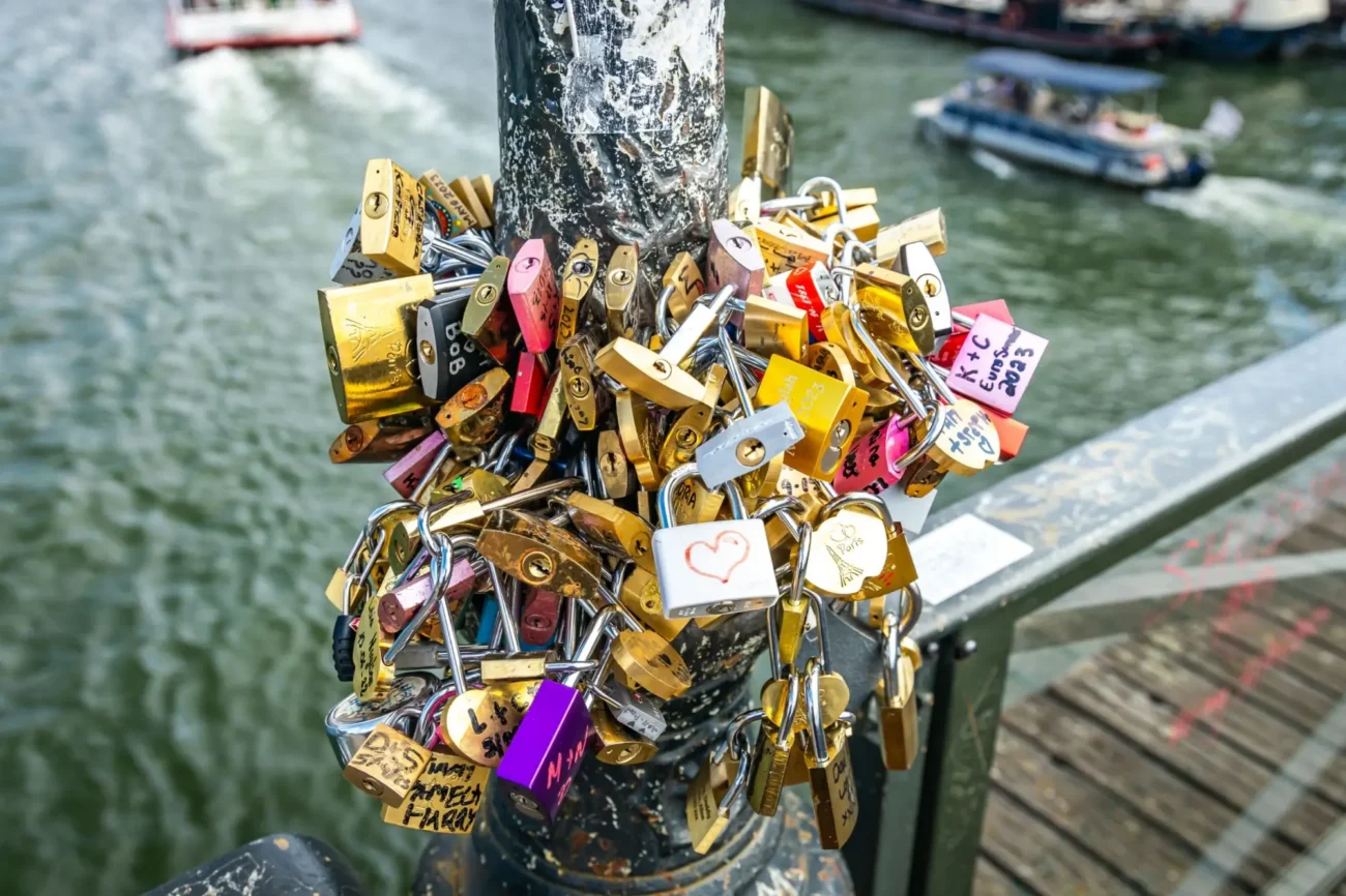 zámky lásky na sloupu