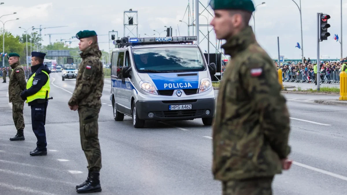 Policisté stojí u silnice.