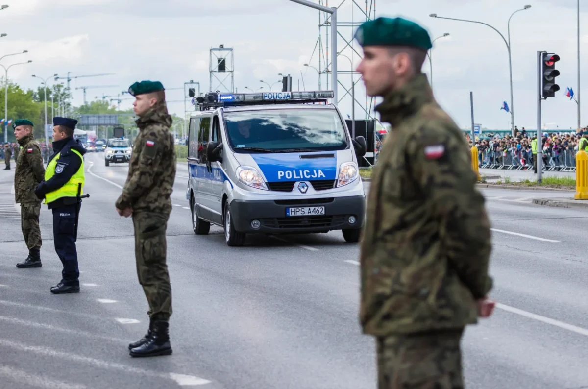 Policisté stojí u silnice.