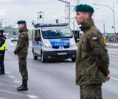Policisté stojí u silnice.