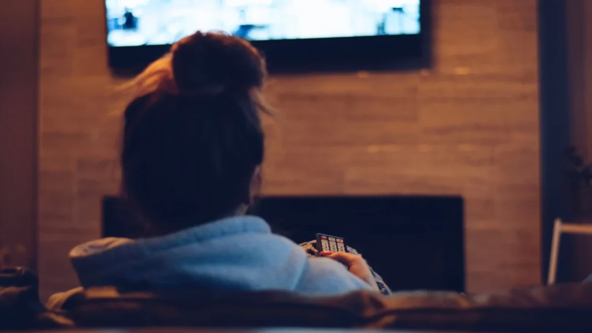 dívka kouká na televizi