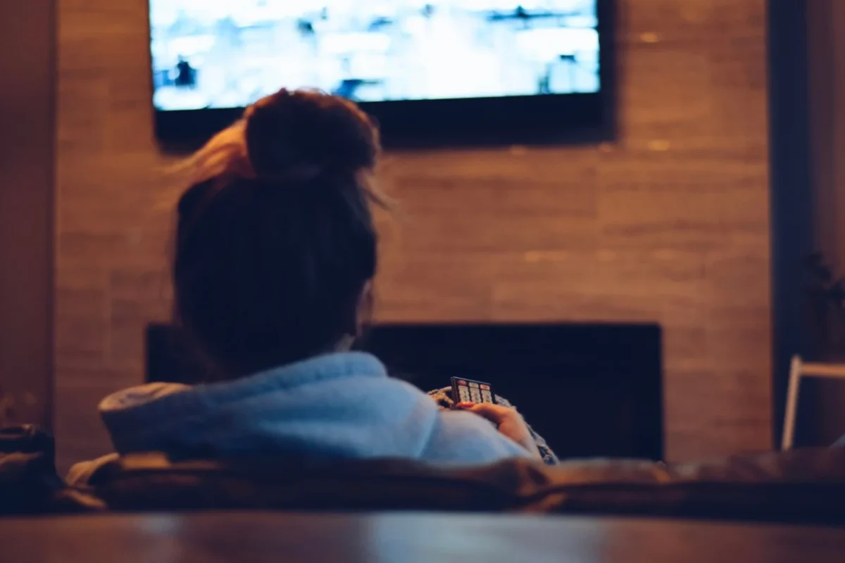 dívka kouká na televizi