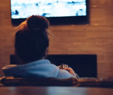 dívka kouká na televizi