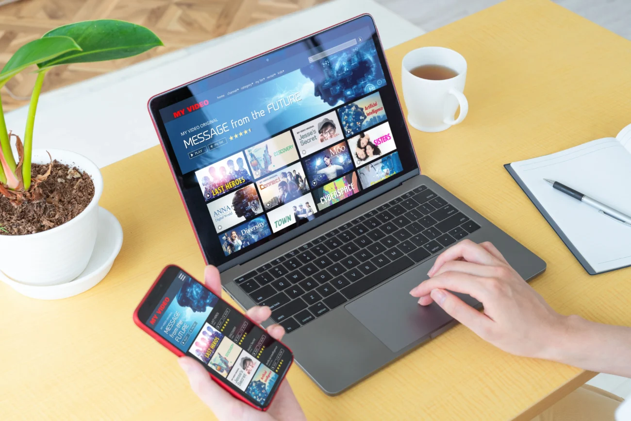 shutterstock_1718054158-min | TVGURU.cz notebook na stole