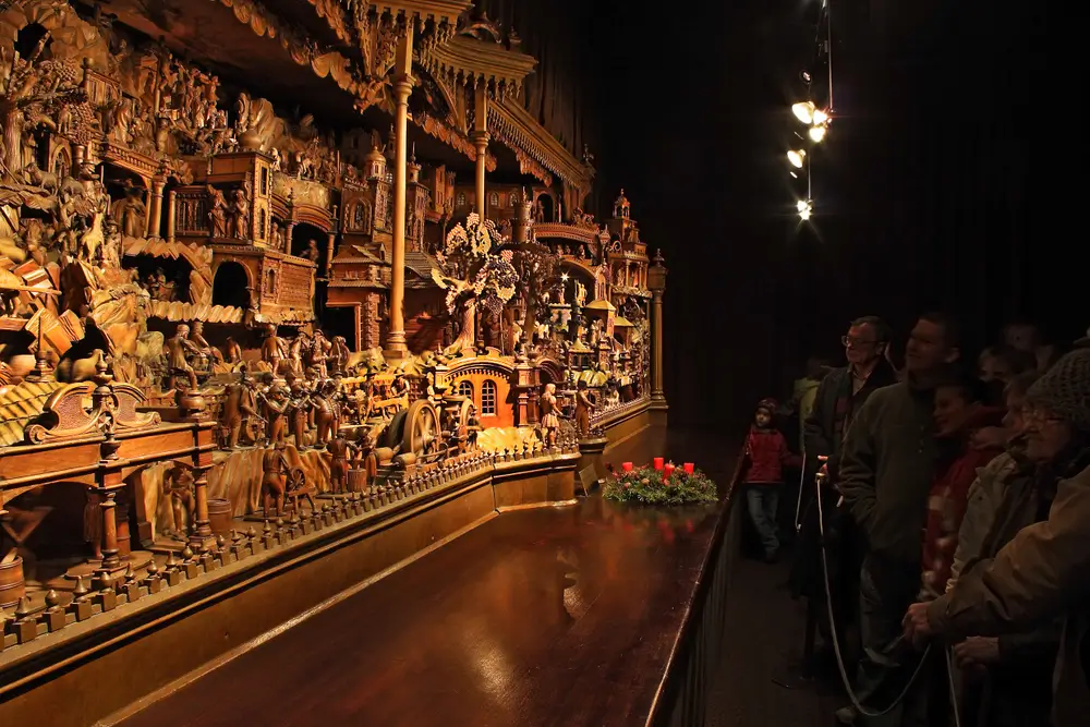 Třebechovický betlém je celodřevěný mechanický betlém, který je dílem Josefa Probošta, Josefa Kapuciána a Josefa Frimla. Zdroj: Shutterstock | TVGURU.cz Třebechovický betlém