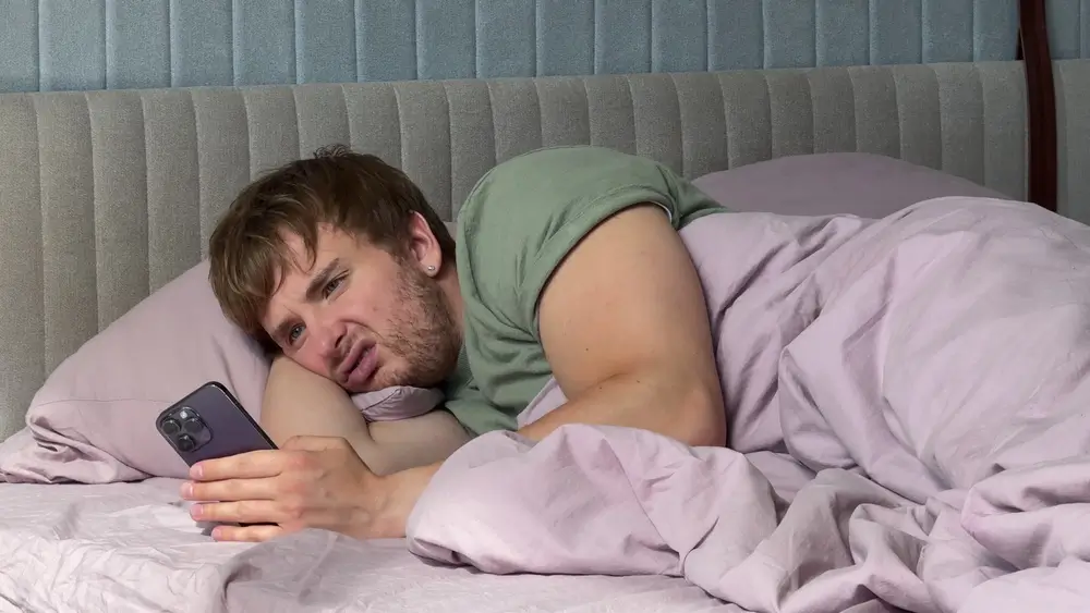 Téměř každý uživatel mobilu jej vezme do ruky nejpozději do pěti minut po probuzení. | TVGURU.cz muž s telefonem v ruce