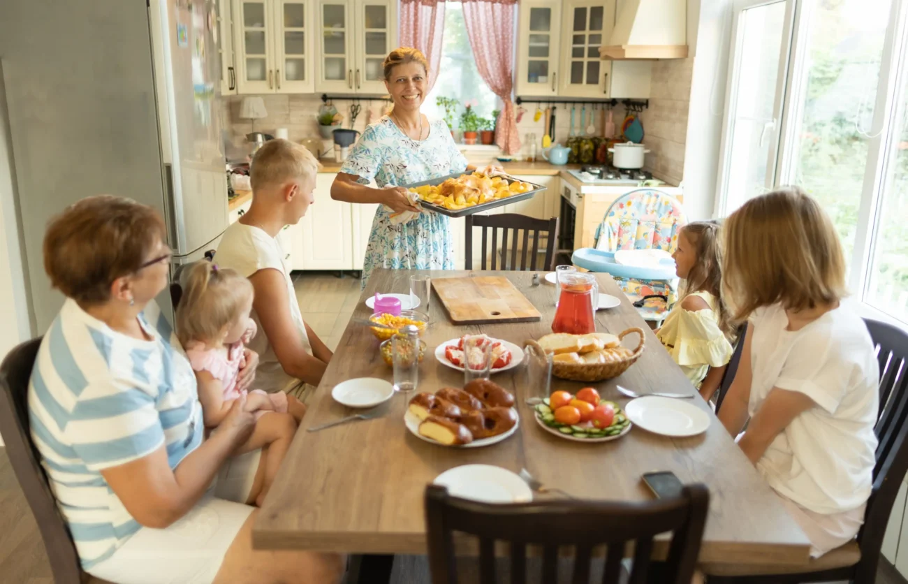 Hlavním tématem jsou v tomto seriálu rodinné vztahy. Zdroj: Shutterstock | TVGURU.cz Rodina s dětmi sedící u stolu.
