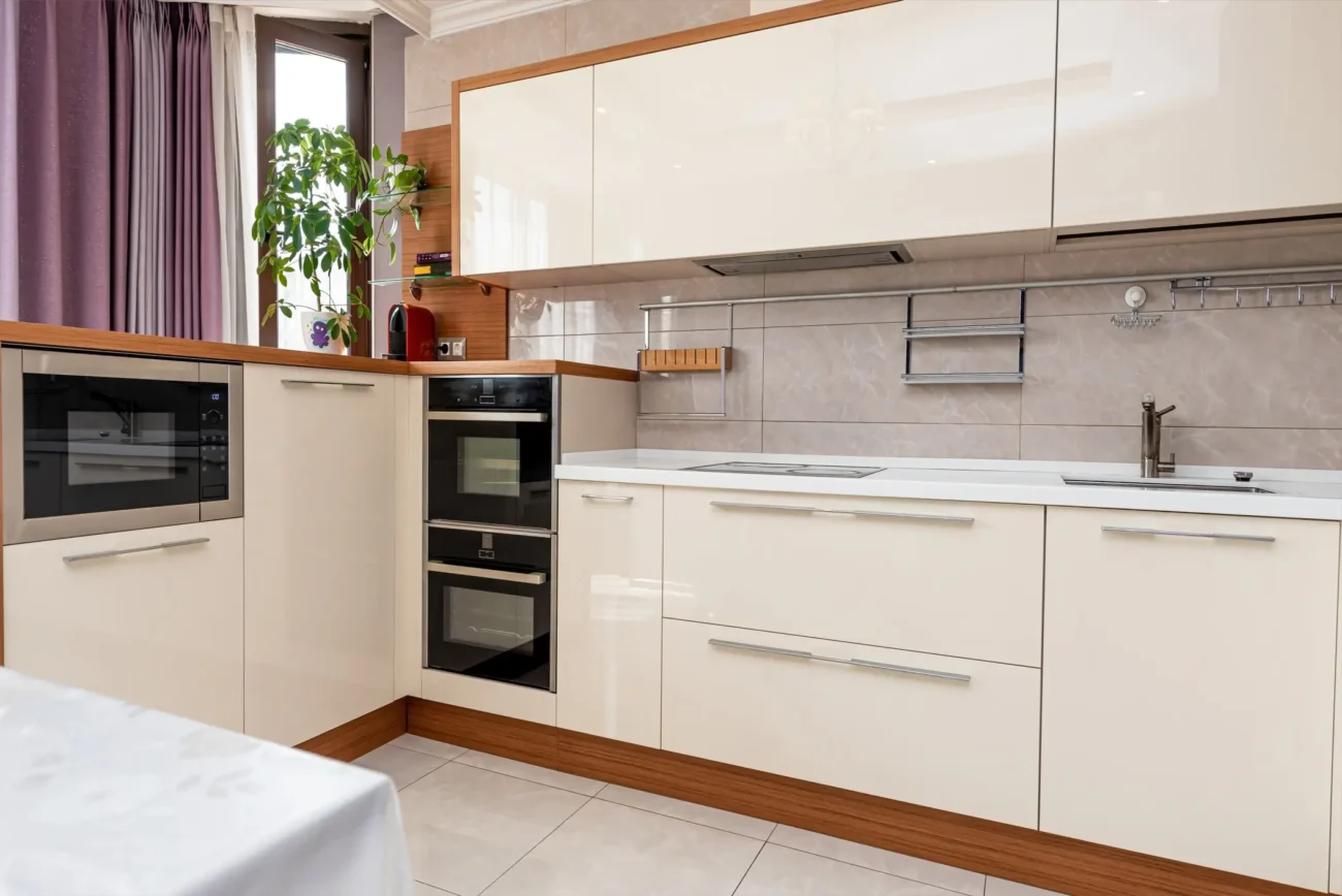 Dominantou domu je světlá a prostorná kuchyň. Zdroj: Shutterstock | TVGURU.cz Světlá kuchyň s oknem.