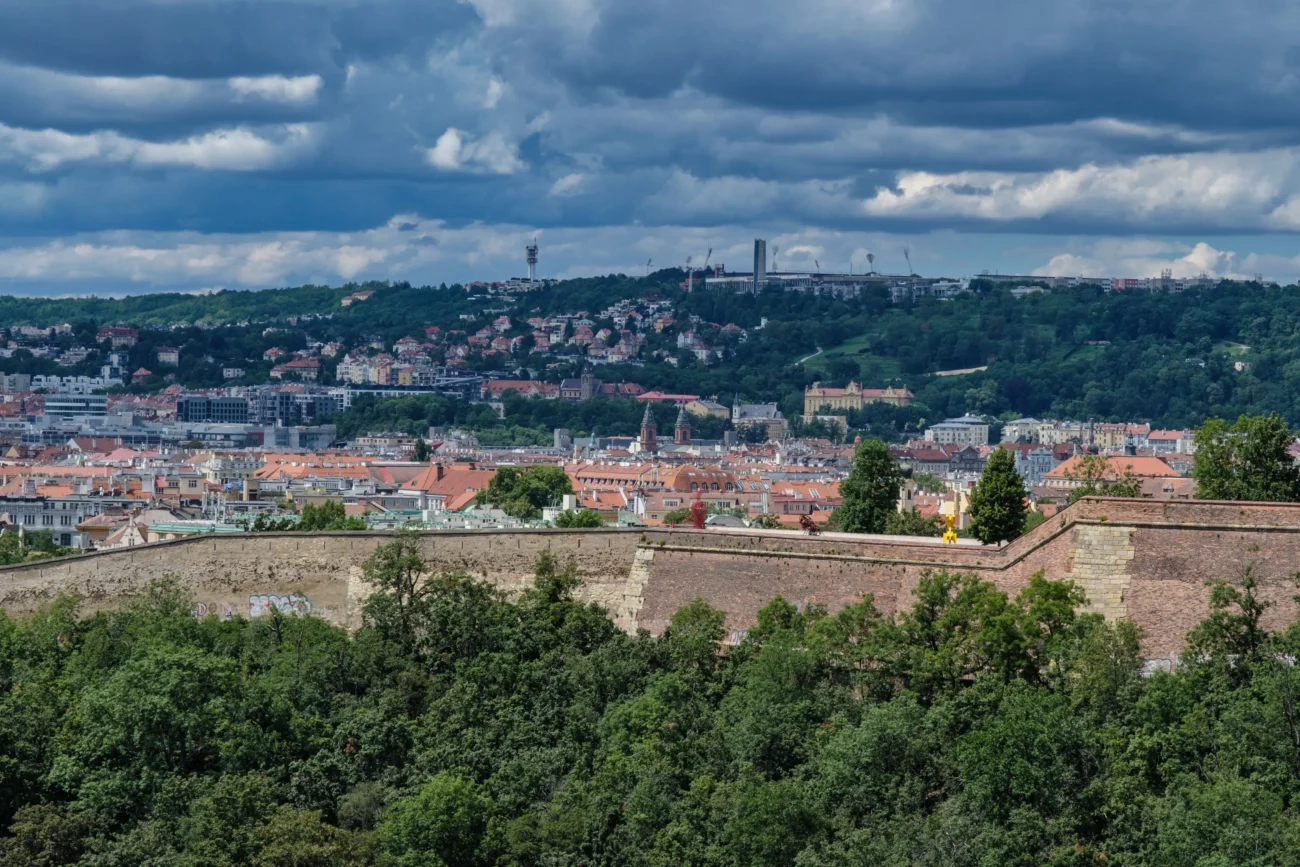 Z vily mají nádherný výhled na Prahu. Zdroj: Shutterstock | TVGURU.cz Panoramatický výhled na Prahu.