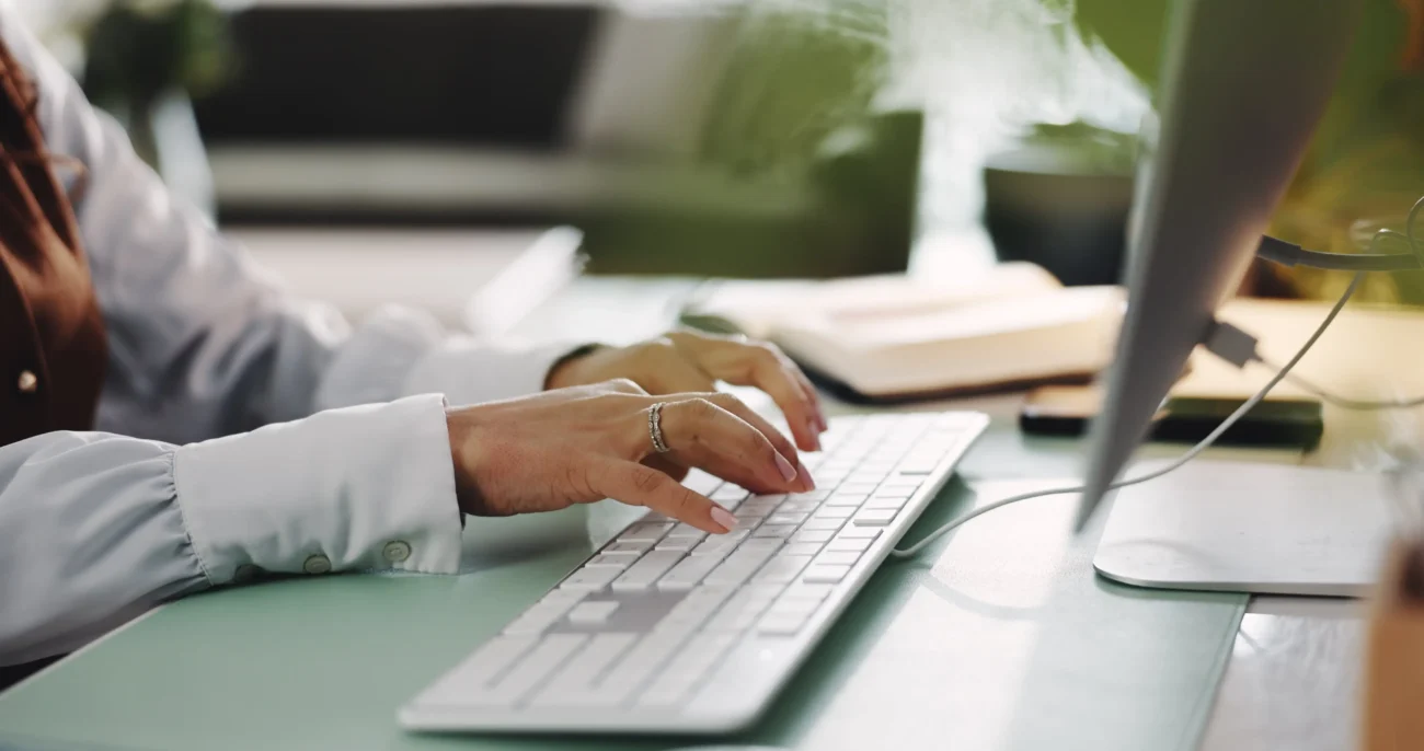 shutterstock_2677235419-min | TVGURU.cz žena píše na klávesnici