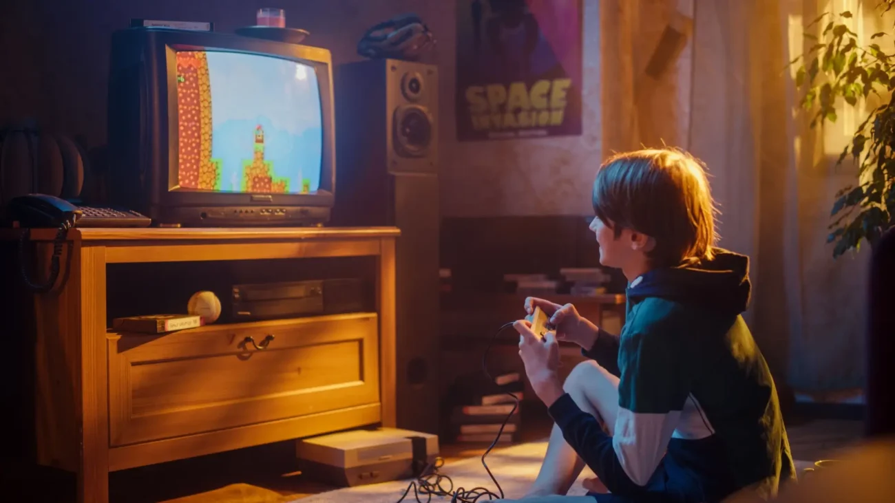 dítě hraje starou hru na televizi 