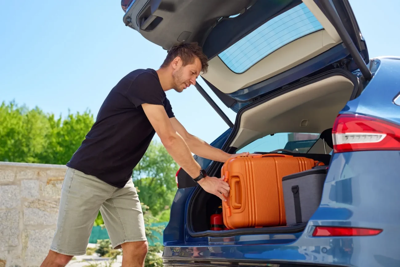 kufry | TVGURU.cz Pán nakládá kufry do auta