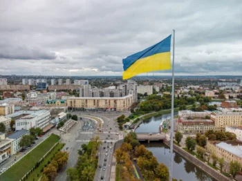 ukrajinská vlajka ve městě