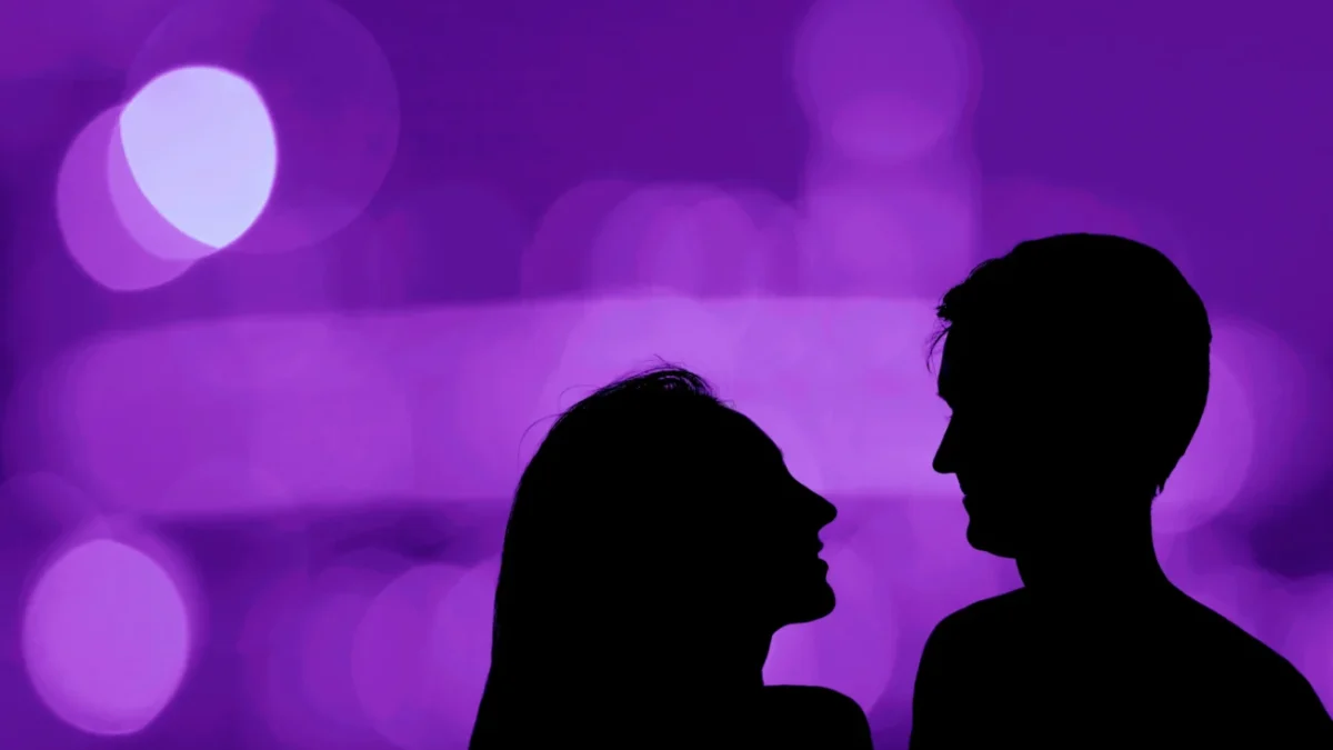 Žena s mužem stojí při úplňku.