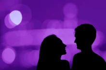 Žena s mužem stojí při úplňku.