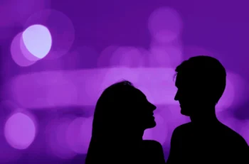 Žena s mužem stojí při úplňku.