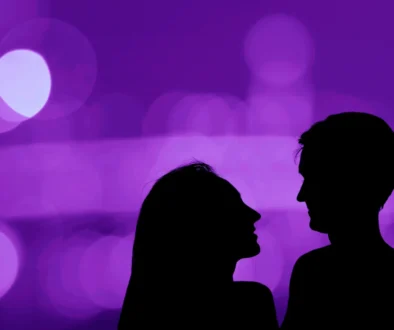 Žena s mužem stojí při úplňku.