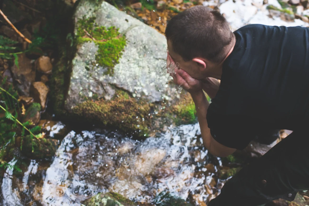 shutterstock_626259434-2 | TVGURU.cz Muž pije vodu.