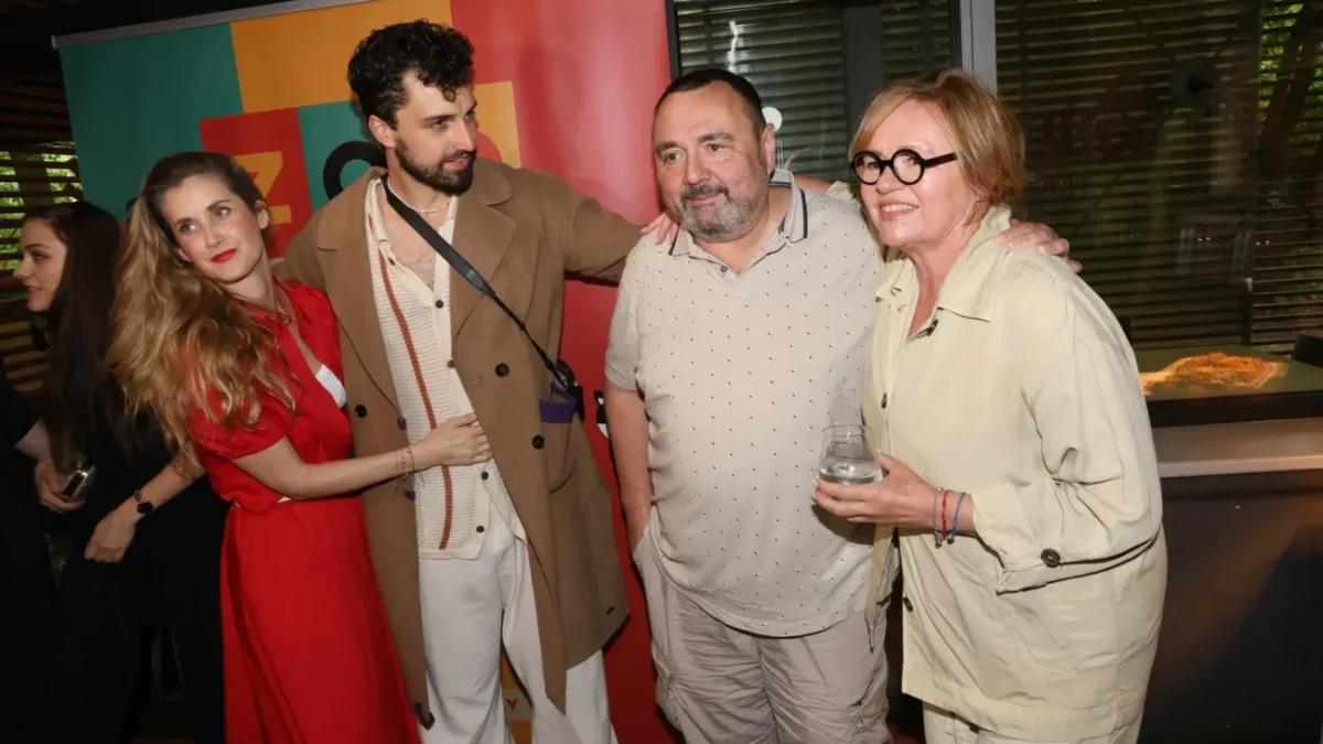 čtyři lidé před plakátem