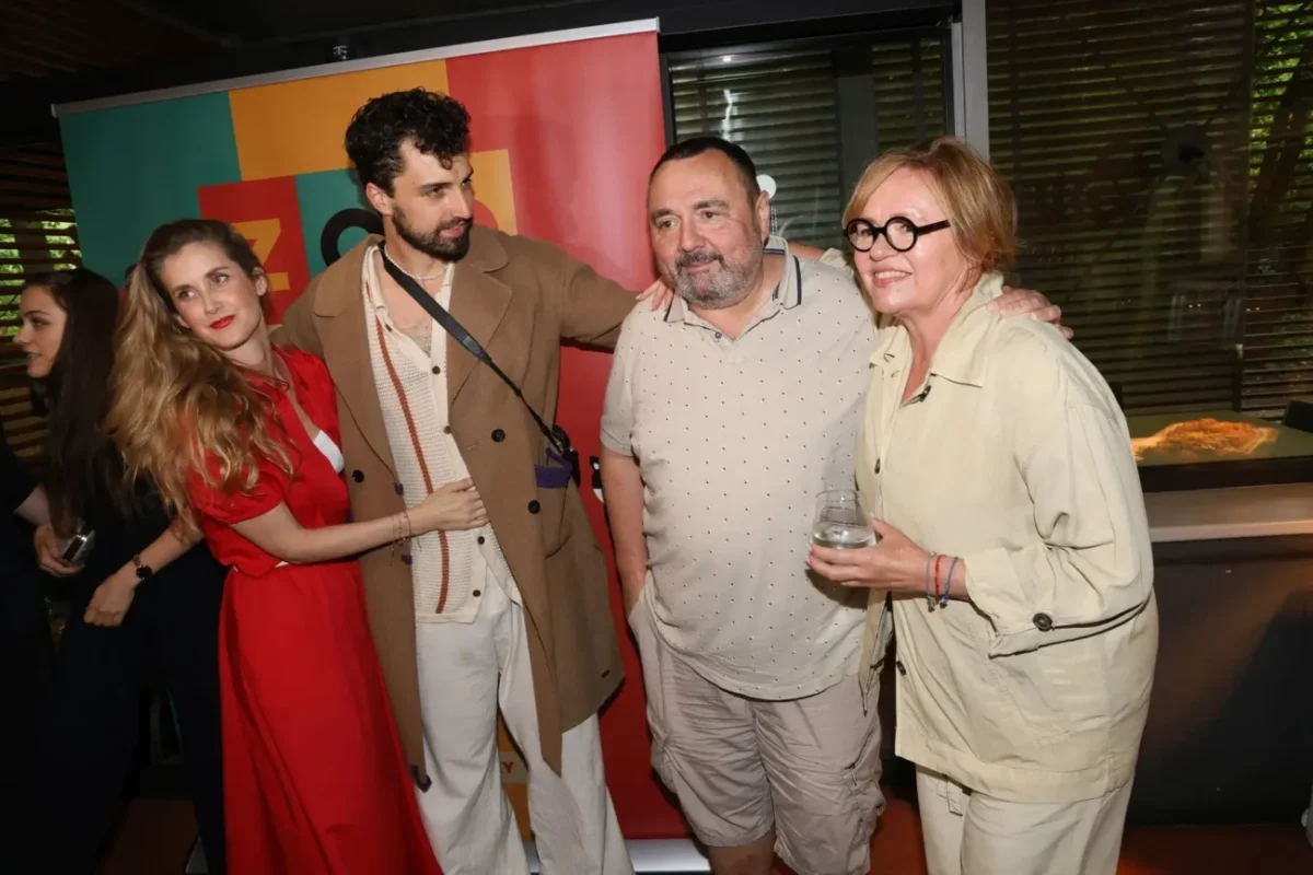 čtyři lidé před plakátem