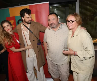 čtyři lidé před plakátem