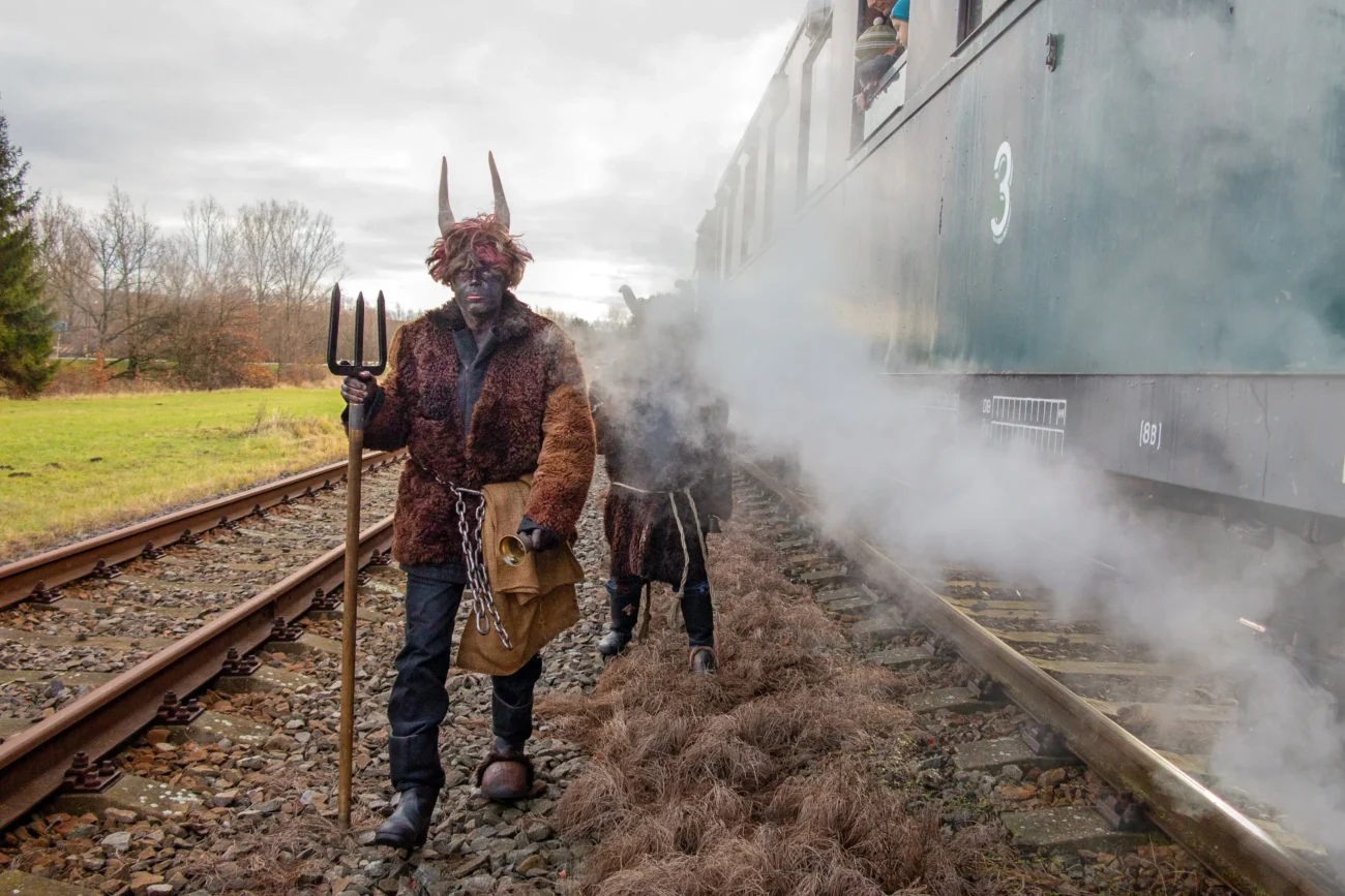 Čerti jsou typickou pohádkovou postavou. Zdroj: Shutterstock | TVGURU.cz Čert u vlaku.