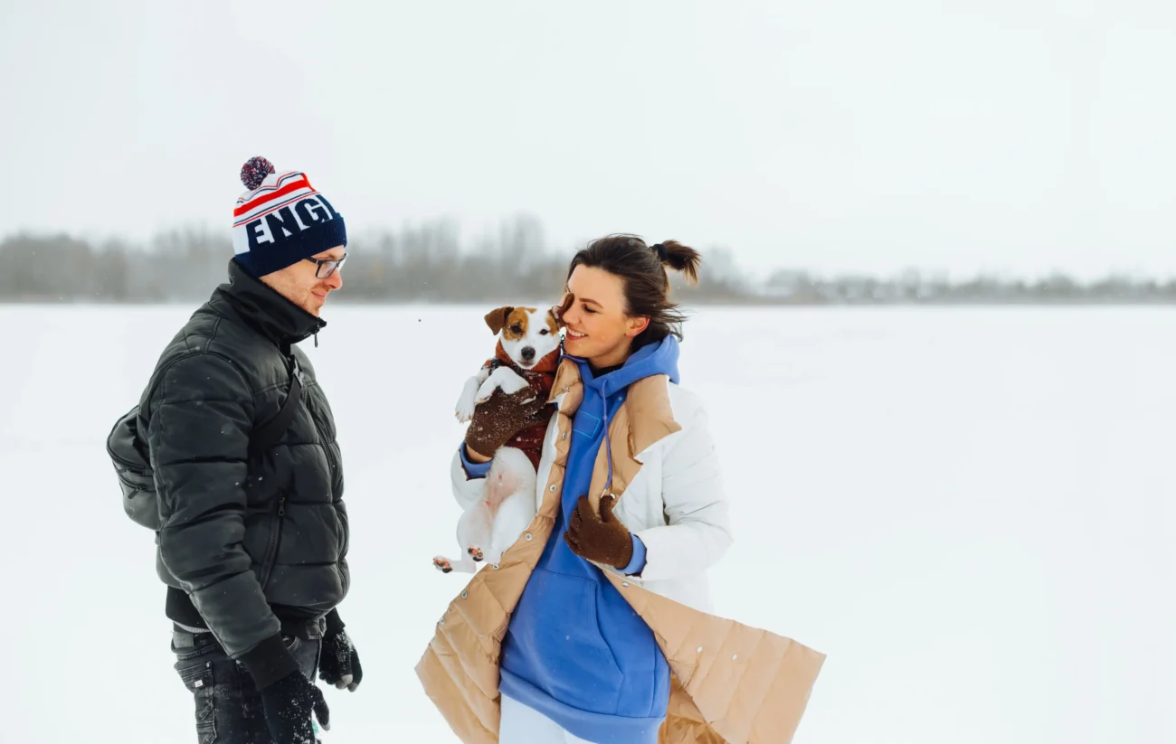 shutterstock_2084789869-2 | TVGURU.cz Muž se ženou jsou venku s pejskem.