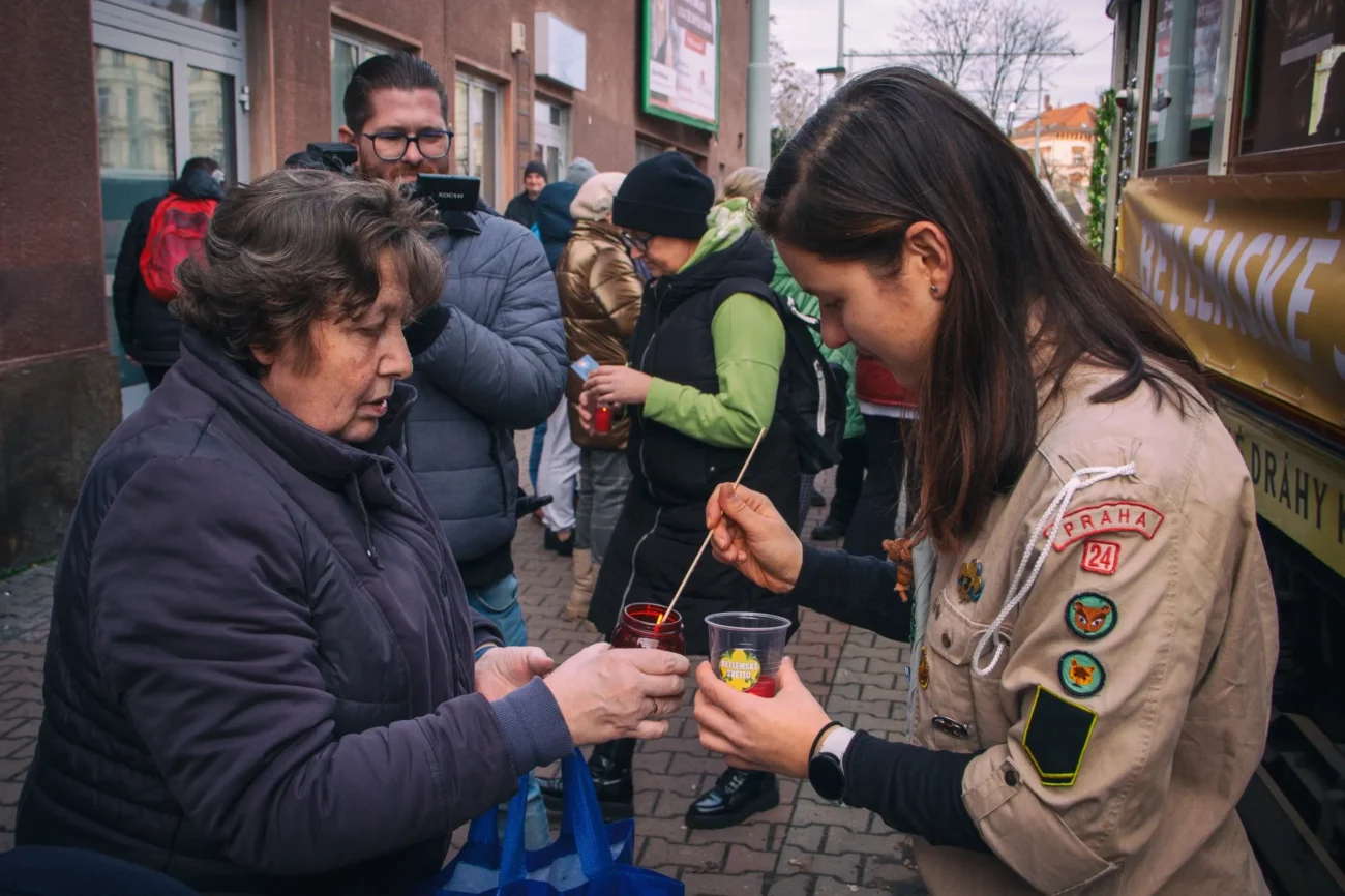 Slečna ženě nalévá nápoj. 