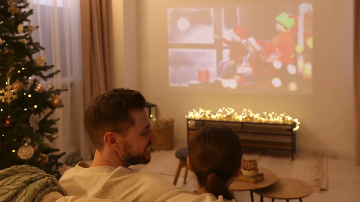 Pár sedí na gauči a sleduje vánoční film.