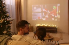 Pár sedí na gauči a sleduje vánoční film.