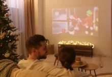 Pár sedí na gauči a sleduje vánoční film.