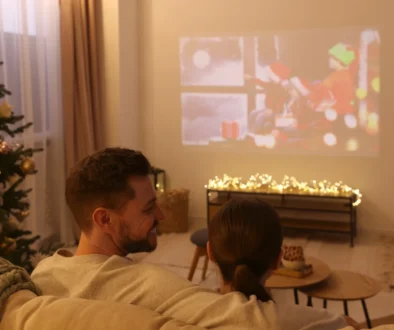 Pár sedí na gauči a sleduje vánoční film.