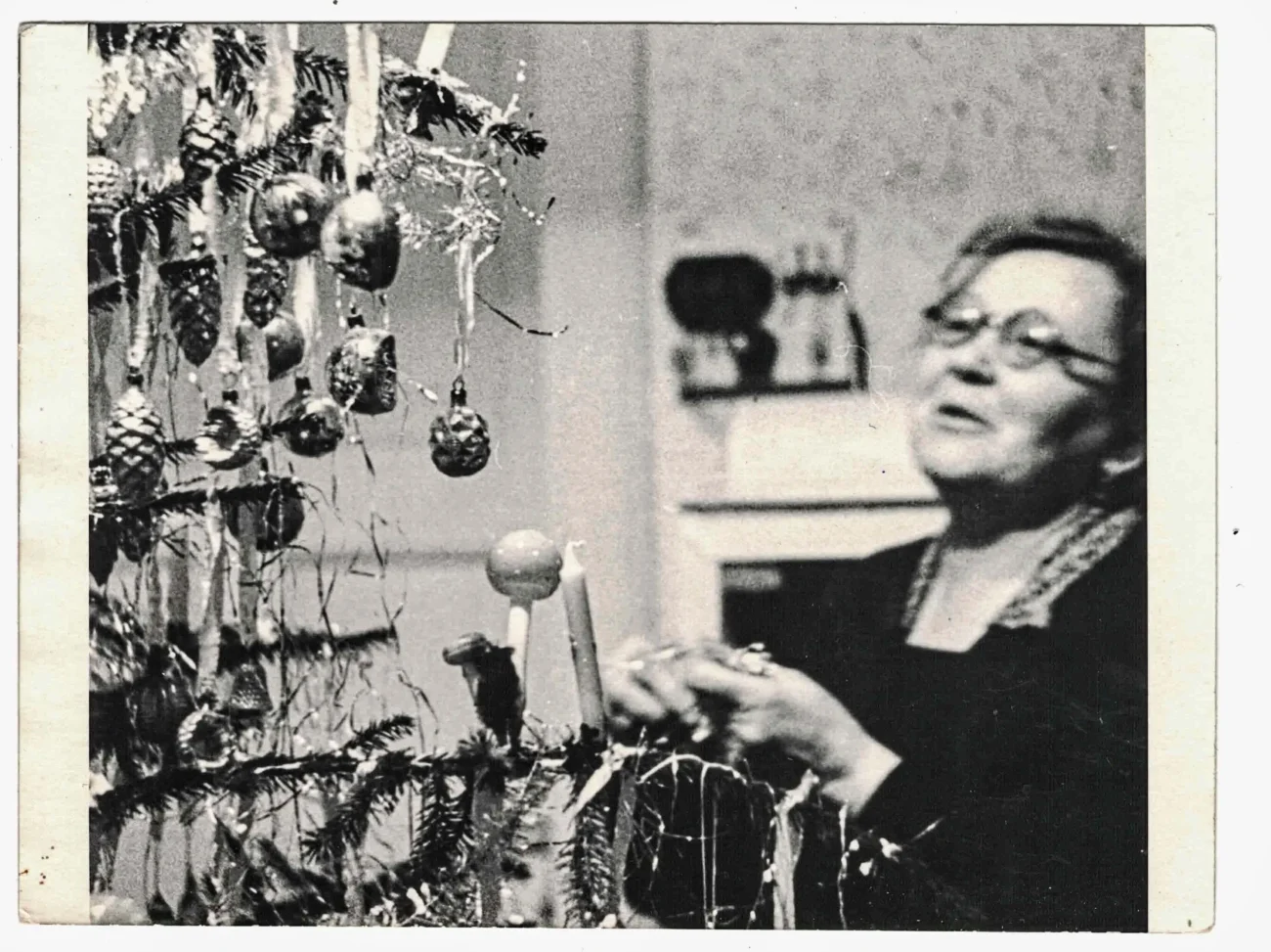 shutterstock_1322495996-min | TVGURU.cz žena zdobí strom